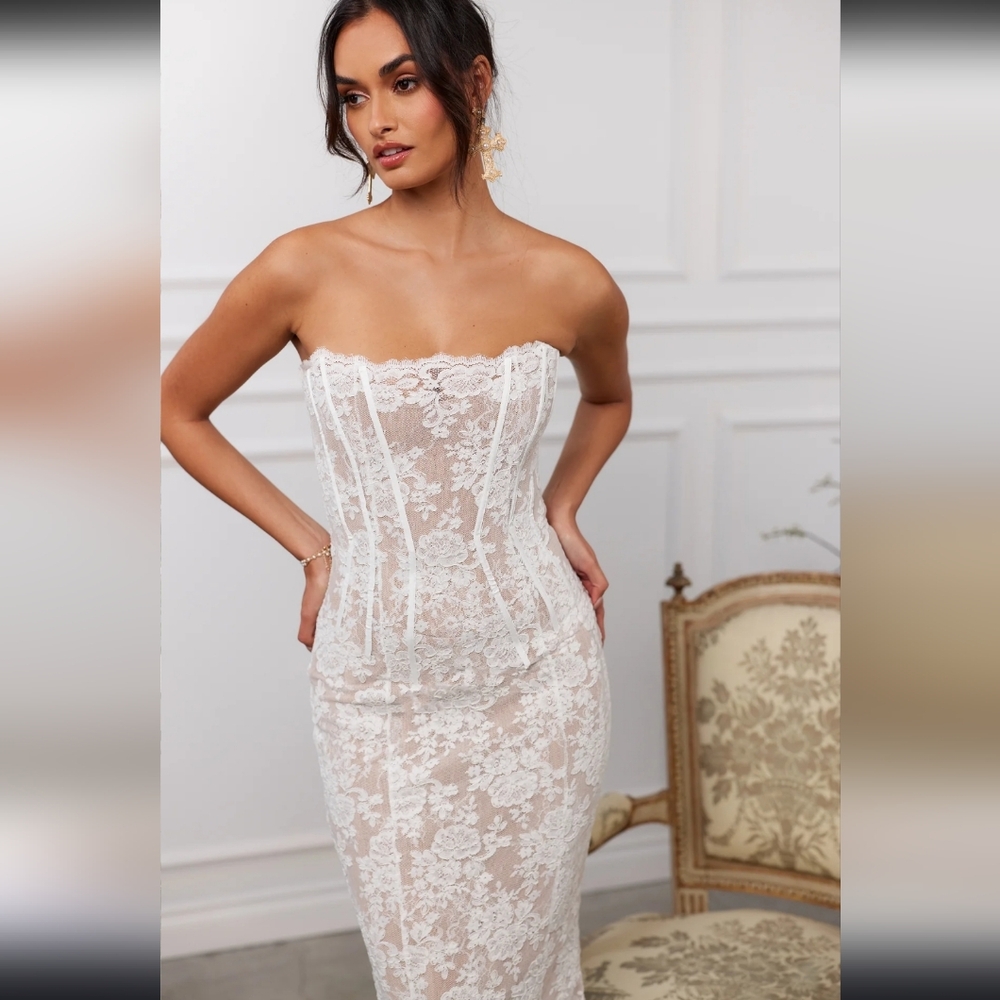 V. Chapman Capulet Dress in White Chantilly Lace - Picture 3 of 11
